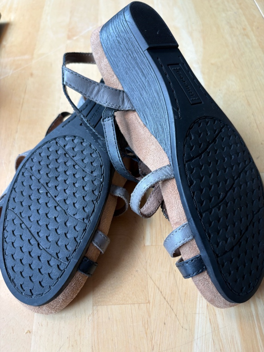 Cobb Hill NWOT “Hannah” Multi-Tonal Black/Gray Strappy Beaded Medallion Sandal 8 - Picture 9 of 10